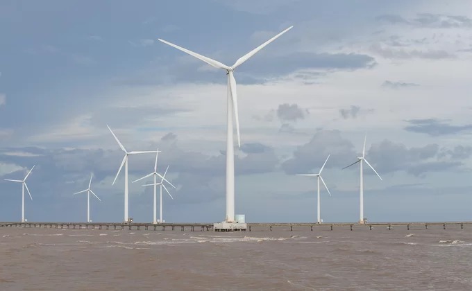 Có 62 trụ turbine gió tại đây. Mỗi cột trụ cao 82 m, nặng hơn 200 tấn và làm từ thép không gỉ. Công trình khởi công năm 2010, là cánh đồng điện gió trên biển duy nhất tại Việt Nam và là dự án điện gió đầu tiên xây dựng trên thềm lục địa tại Đông Nam Á.