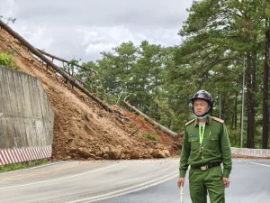 Hiện trường sạt lở đèo Đà Lạt, Giao thông tê liệt tại Đà Lạt sau mưa lớn, Xe dịch vụ phải thay đổi lịch trình